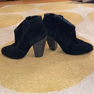 CHARLES DAVID black suede ankle boot sz 6
